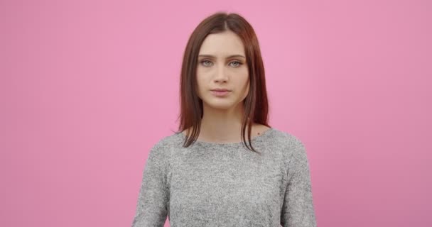 Flicka hålla händer på huvudet och uttrycka chockad reaktion — Stockvideo