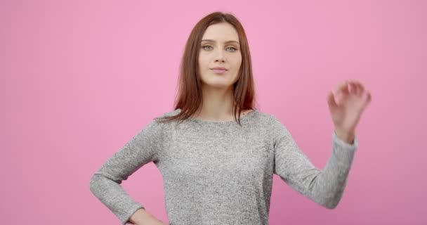 Glückliches Mädchen zeigt ok Zeichen mit Fingern über rosa Hintergrund — Stockvideo