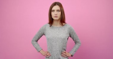 Ciddi genç kız stüdyoda negatif duygularını dile getiriyor.