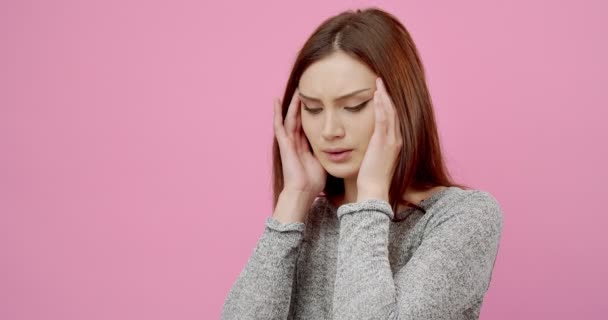 Schöne Frau berührt Schläfen wegen starker Kopfschmerzen — Stockvideo