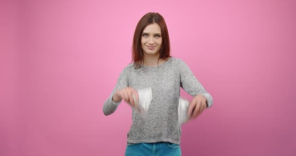 Счастливая девушка держит деньги в долларах банкноты в студии — стоковое видео