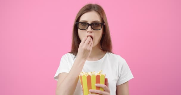 3 boyutlu gözlüklü genç kız film izlerken patlamış mısır yiyor. — Stok video