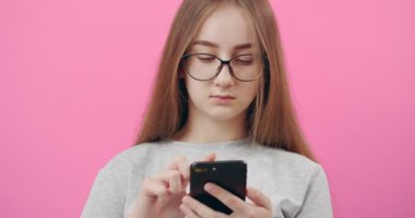 Akıllı telefondan sosyal ağlarda oturan bir kızın portresi