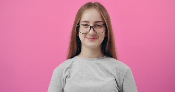 Ung flicka i glasögon talar i kameran under videochatt — Stockvideo