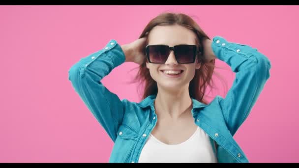 Señora carismática en gafas de sol y jugando con el pelo — Vídeos de Stock