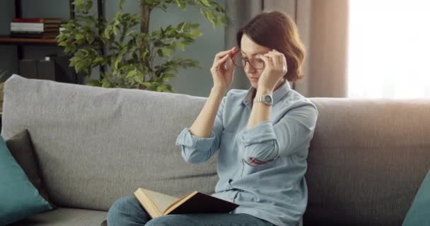 Volwassen dame het lezen van nieuwe boek in beschermende bril — Stockvideo