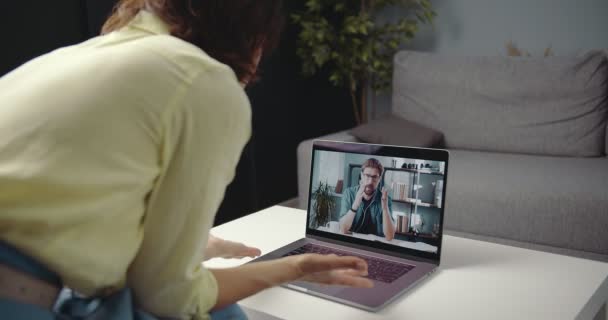 İş kadını laptopta partneriyle görüntülü görüşme yapıyor. — Stok video