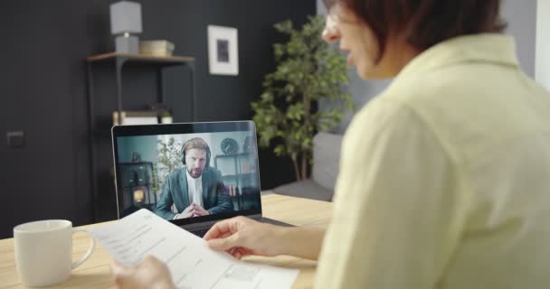Due partner commerciali che discutono di lavoro tramite videochiamata — Video Stock
