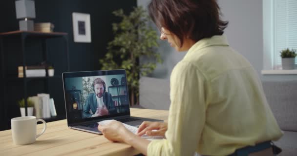 Geschäftsfrau mit Online-Beratung per Videochat — Stockvideo