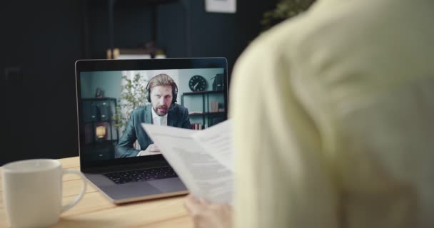 Vrouw die video chat met man met baard op laptop — Stockvideo