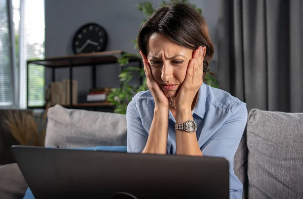 Érett nő szomorú, miközben nézi a számítógép képernyőjén — Stock Fotó