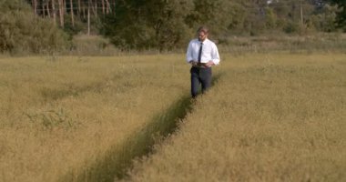 Pano ile yakışıklı çiftçi mahsullerin kalitesini kontrol ediyor