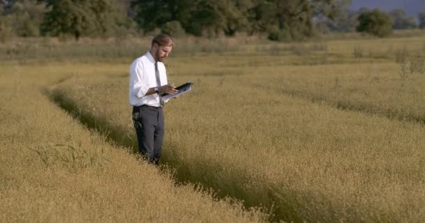 Фермер у формальному зносі, що аналізує розвиток рослин — стокове відео