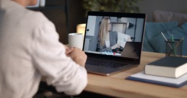 İş kadını iş arkadaşıyla laptopta görüntülü konuşma yapıyor.