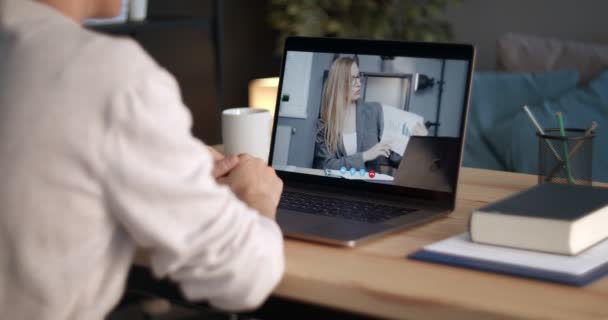 Деловая женщина ведет видеочат на ноутбуке с коллегой — стоковое видео