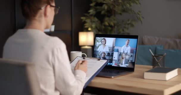 Уверенная женщина, использующая ноутбук дома для групповой конференции — стоковое видео