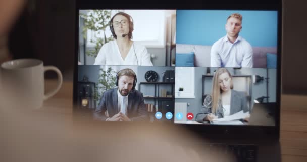 Mujer que utiliza el ordenador portátil para el chat de vídeo con colegas de negocios — Vídeos de Stock