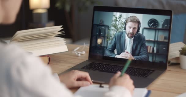 Zakelijke vrouw leidt werkvergadering door middel van videogesprek — Stockvideo