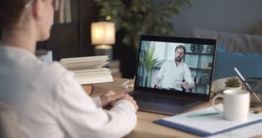 İş kadını, video konferansında partneriyle konuşuyor.