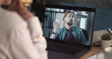 Kadın laptopta video konferansı aracılığıyla erkekle konuşuyor.