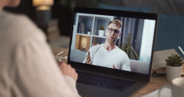 Vrouw die video chat op laptop met knappe man — Stockvideo