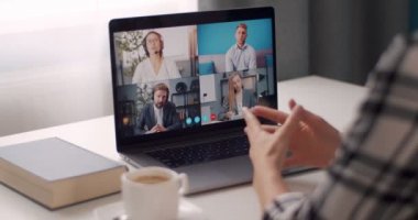 İş kadını evde kalıyor ve online toplantı yapıyor.
