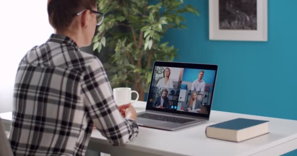 Kvinna med bärbar dator för online-konversation med partners — Stockvideo