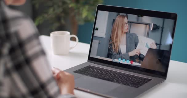 自宅のノートパソコンでビデオチャットをしている2人のビジネス女性 — ストック動画
