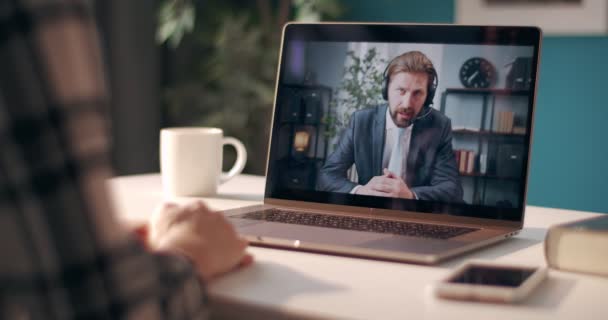 Vrouw in gesprek met collega via videogesprek thuis — Stockvideo