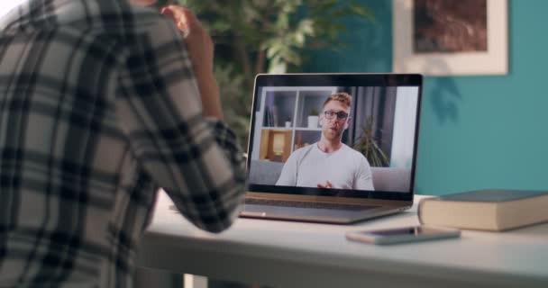 Casal ter vídeo chat no laptop enquanto sentado em casa — Vídeo de Stock