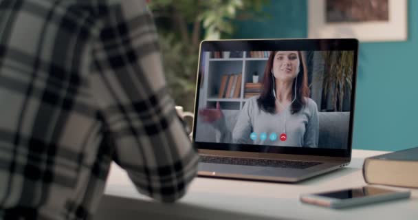 Duas amigas usando laptop para videochamada em casa — Vídeo de Stock