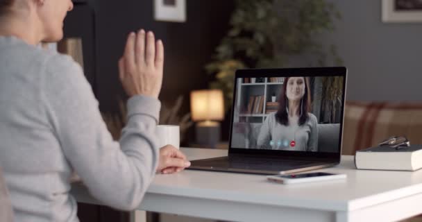 Bilgisayardaki görüntülü konuşma sırasında bir kadın arkadaşıyla konuşuyor. — Stok video