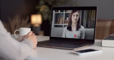 Neşeli bayanlar evde kalıp görüntülü konuşuyorlar.