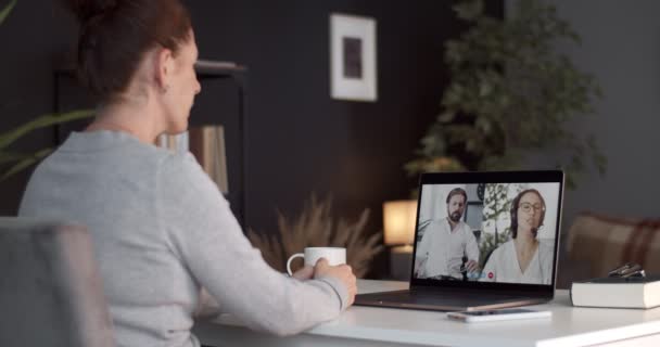 Lady cooperando con colegas de negocios a través de videollamadas — Vídeos de Stock