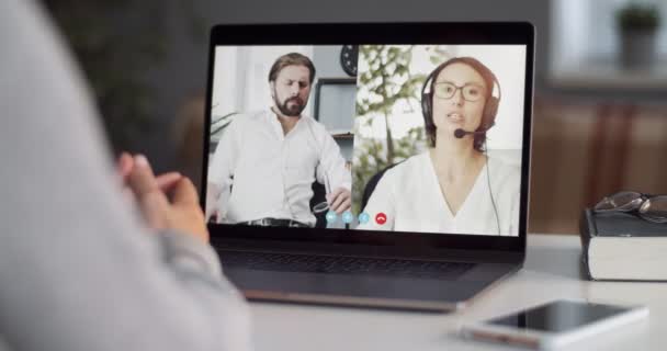 Учасники компанії мають відеочат на ноутбуці вдома — стокове відео