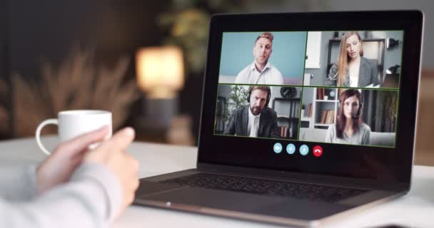 Frau führt Telefonkonferenz mit Kollegen von zu Hause aus — Stockvideo