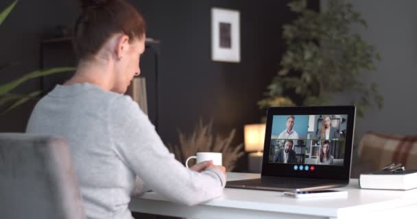 Mujer de negocios haciendo reunión en línea con los empleados en el ordenador portátil — Vídeo de stock