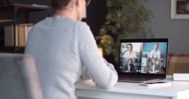 Bayan iş ortaklarıyla video görüşmesi yapıyor.