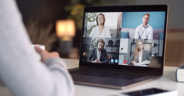 Жінка веде онлайн розмову з колегами на ноутбуці — стокове відео