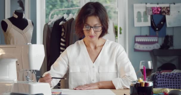 Retrato de mujer sonriente dibujando bocetos en el lugar de trabajo — Vídeo de stock