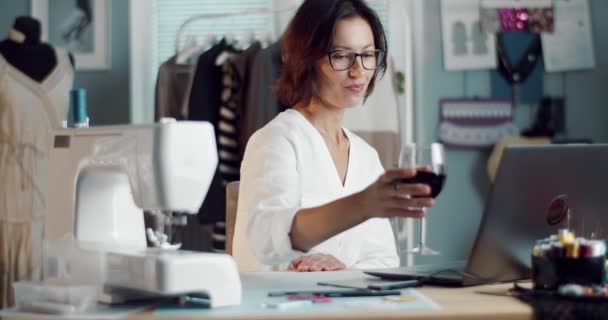 Stilista bere vino e lavorare sul computer portatile — Video Stock