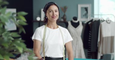 Stüdyoda duran kendinden emin moda tasarımcısının portresi