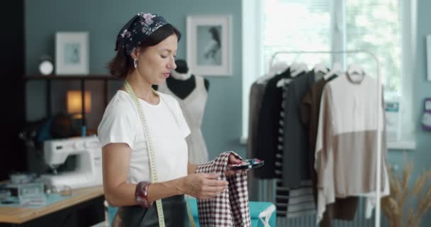 Designer ramasser des fils sous la couleur du tissu à l'atelier — Video