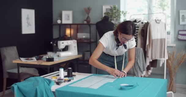Serieuze vrouw werken aan het ontwerp van nieuwe jurk voor klant — Stockvideo