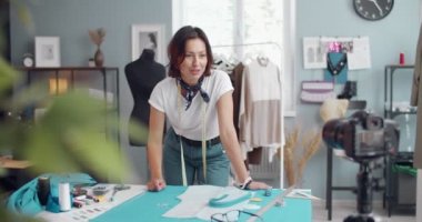 Dressmaker atölyede duruyor ve blog için video kaydediyor