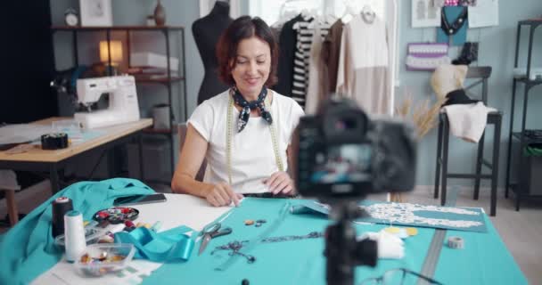 Diseñador filmando vídeo sobre la industria de la moda en el estudio — Vídeo de stock