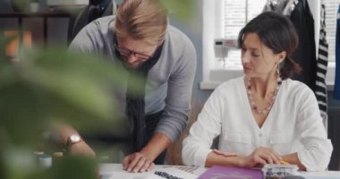 İki yetenekli tasarımcı kıyafet koleksiyonunu tartışıyor