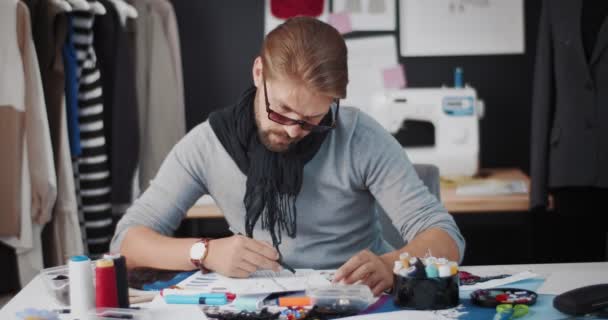 Portret van mannelijke ontwerper schetsen in atelier — Stockvideo