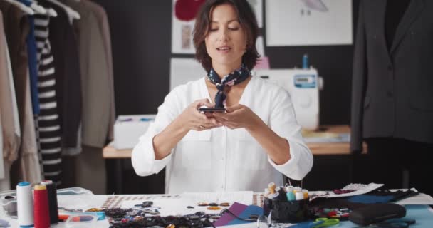 Kadın tasarımcı akıllı telefondan resim çekiyor. — Stok video