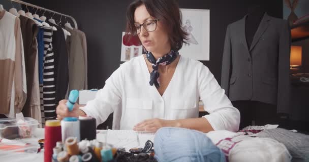 眼镜上的时装设计师在工作室画草图 — 图库视频影像